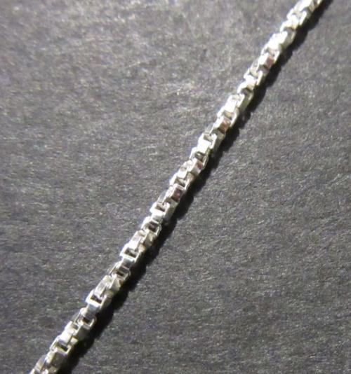 Slabý třpytivý stříbrný řetízek - délka 19cm