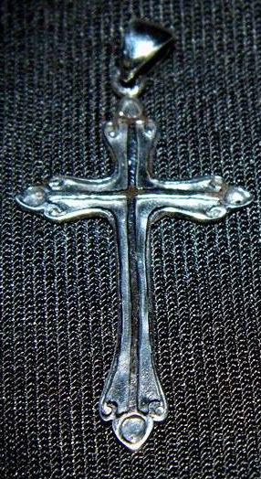Kříž se zdobnými okraji - přívěsek ze stříbra