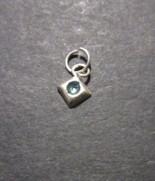 Čtvercoidní stříbrný přívěsek s umělým modrým kamínkem