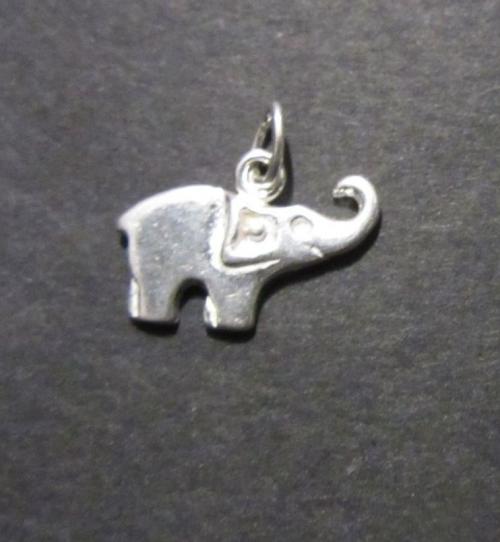 Malý slon s chobotem nahoru - stříbrný přívěsek