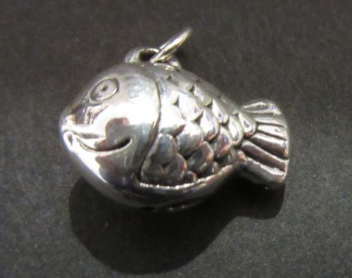 Trojrozměrná rybička - přívěsek ze stříbra