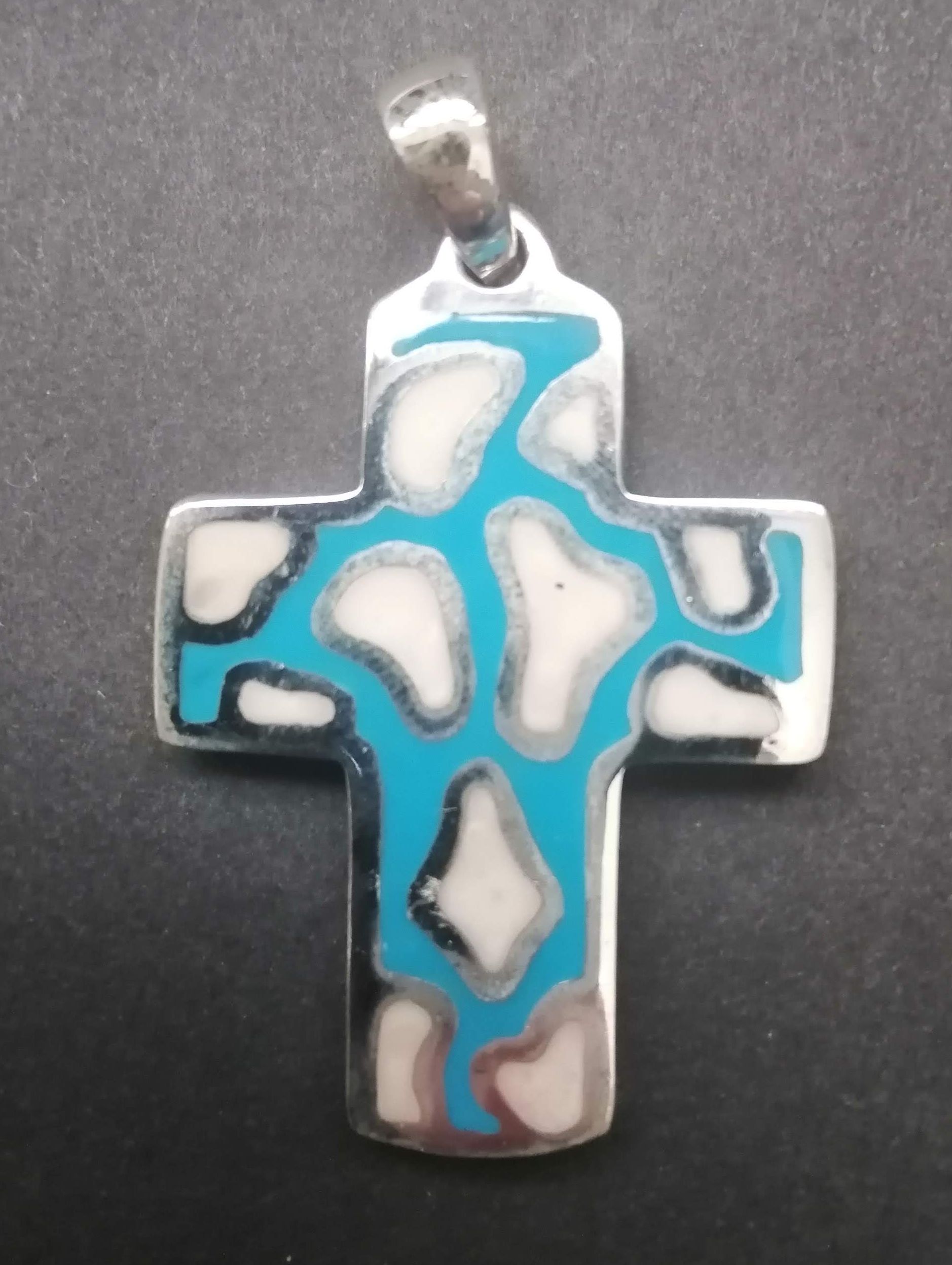 Kříž zdobený tyrkysovými fleky - stříbrný přívěsek