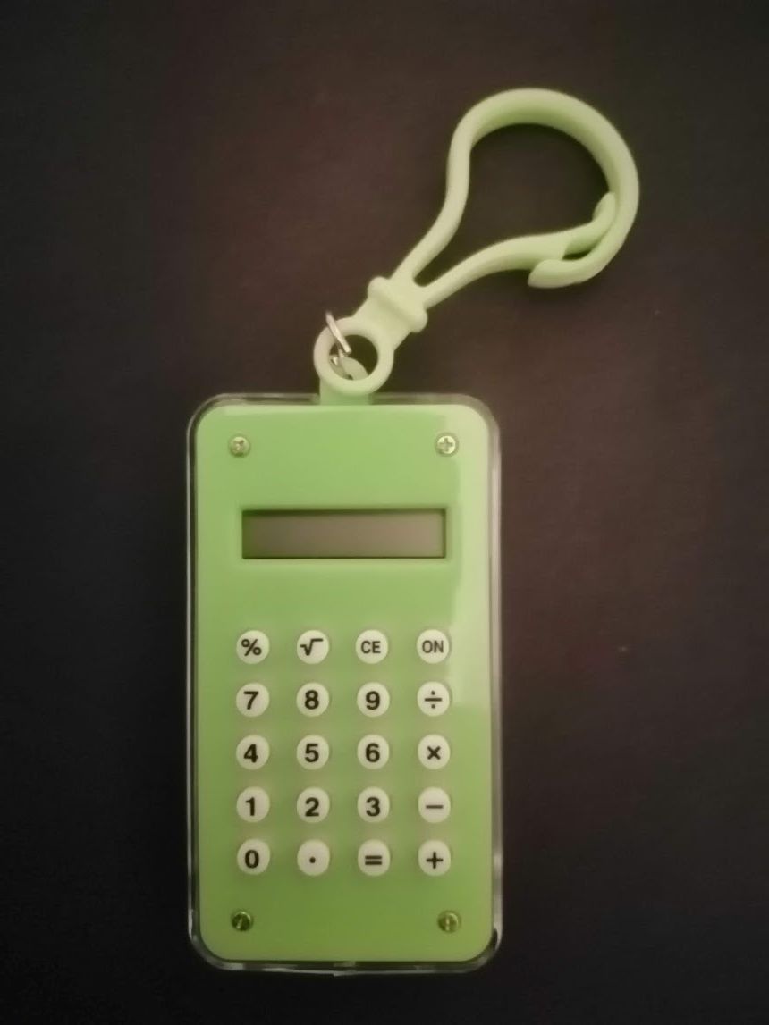 Zelená kalkulačka s hlavolamem - přívěsek na klíče