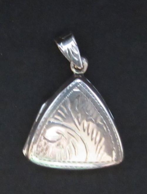 Medailon ve tvaru zaobleného trojúhelníku - rozevíratelný - stříbrný přívěsek