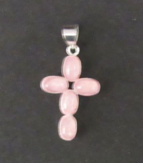 Kříž z růžových kamínků - stříbrný přívěsek