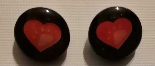 Červené srdce na černém pozadí - náušnice z oceli