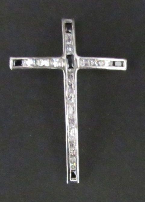 Křížek zdobený kamínky - stříbrný přívěsek