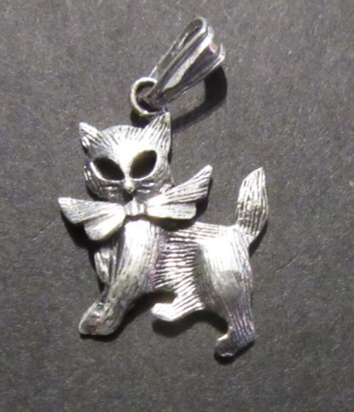 Kočka s mašlí - přívěsek ze stříbra