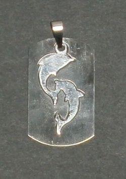 Destička s delfíny - ocelový přívěsek