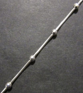 Stříbrný řetízek s několika kuličkami 17cm
