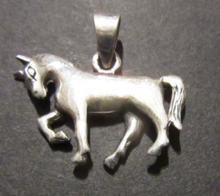 Kůň sklápějící hlavu - stříbrný přívěsek