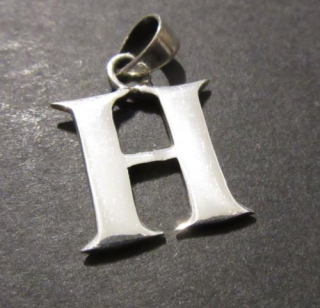 Písmeno H - přívěsek ze stříbra