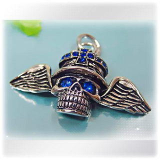 Okřídlená lebka s modrou korunou a očima - ocelový přívěsek
