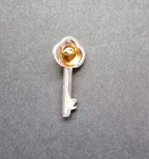 Klíč zdobený jantarem - stříbrný přívěsek