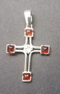 Křížek zdobený jantarem - stříbrný přívěsek