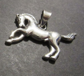 Kůň s přizvedlou přední nohou - stříbrný přívěsek