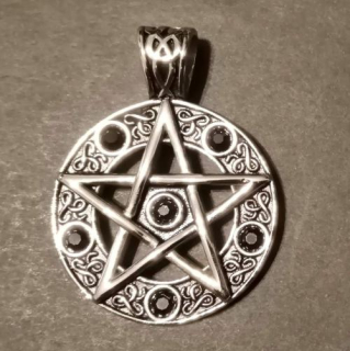 Velký pentagram zdobený černými umělými kameny - přívěsek z oceli