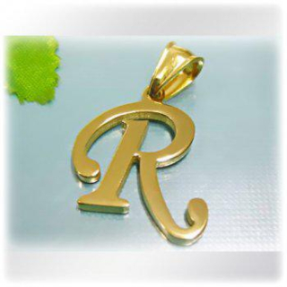 Písmeno R ve zlaté barvě - ocelový přívěsek