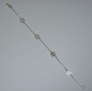 Stříbrný řetízek na ruku zdobený květy - délka 18cm