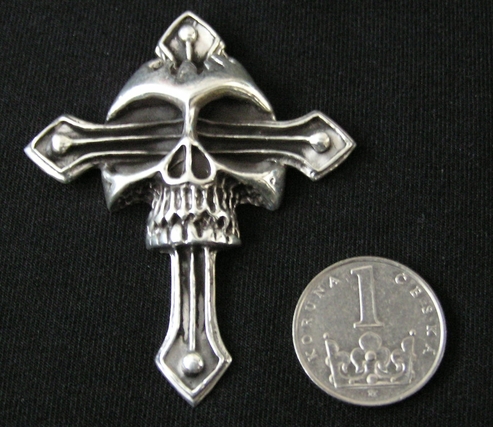 Křížek v lebce - sříbrný přívěsek / přívěsek ze stříbra