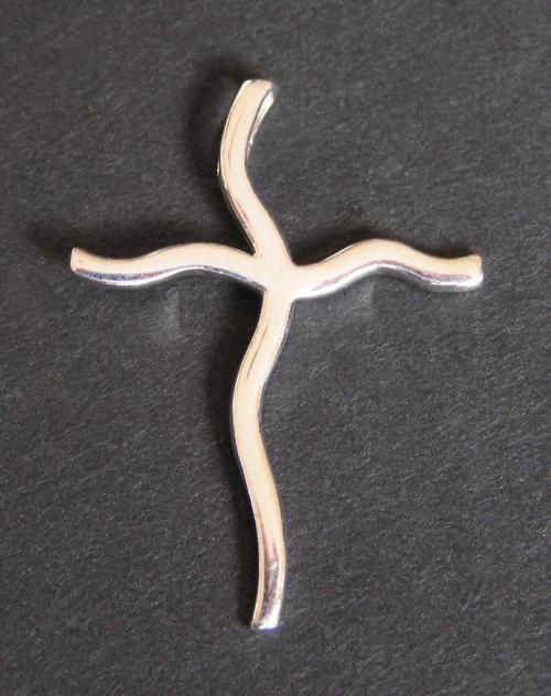 Kříž se zvlněnými rameny - stříbrný přívěsek