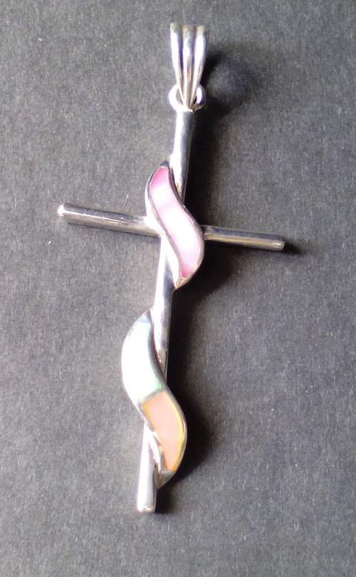 Kříž opletený perletí - stříbrný přívěsek