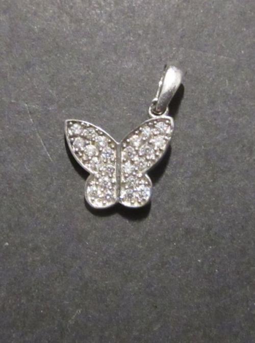 Motýlek visící za křídlo - přívěsek ze stříbra vykládaný umělými mikrozirkony - varianta 2