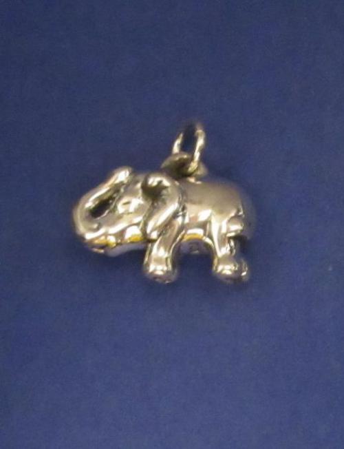 Menší trojrozměrný slon - přívěsek ze stříbra