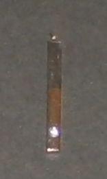 Dlouhá tyčka zdobená světlým sklíčkem - ocelový přívěsek