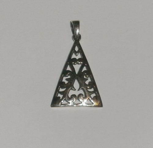 Stříbrný přívěsek zdobený trojúhelník