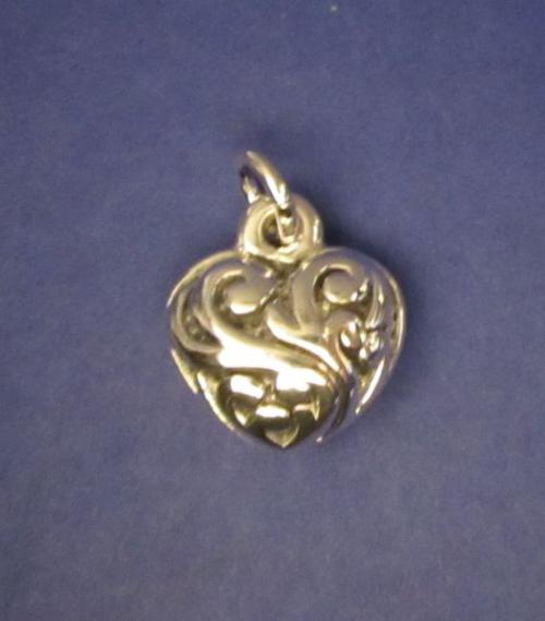 Malé trojrozměrné zdobené srdce - přívěsek ze stříbra